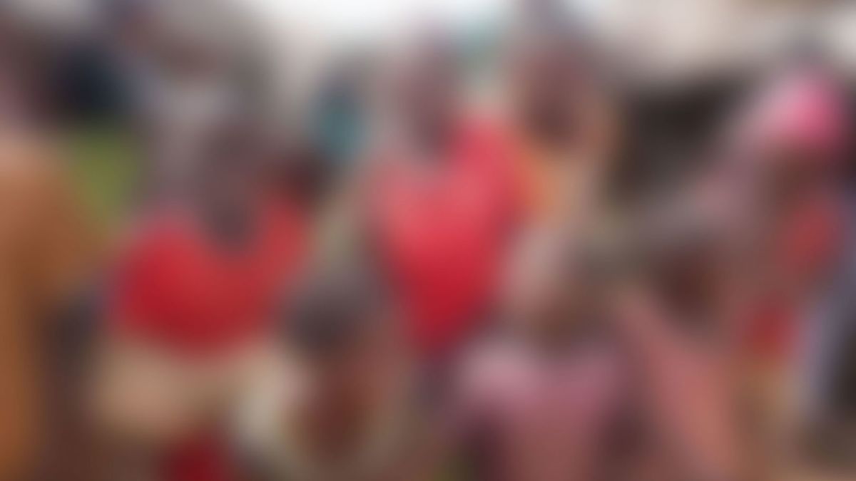 Lächelnde Kinder. Das Bild simuliert Grauen Star