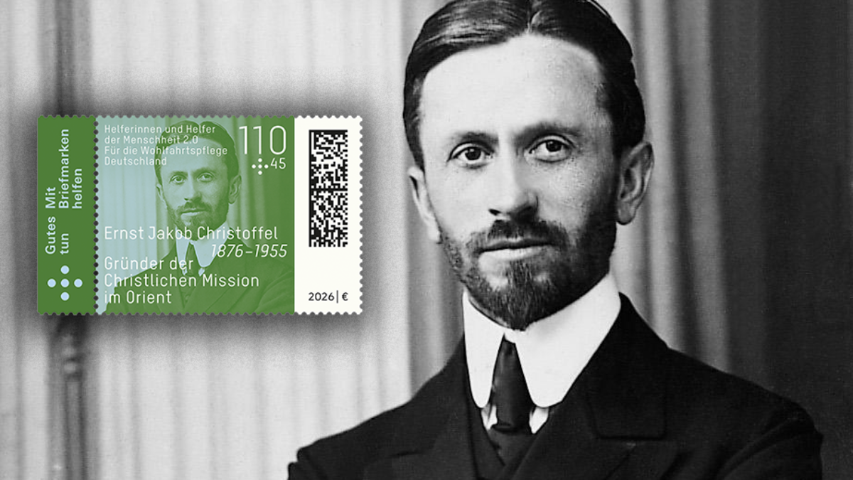 Junger Mann im Anzug und mit hohem weißen Kragen und Krawatte, neben ihm eine grüne Briefmarke mit demselben Bild