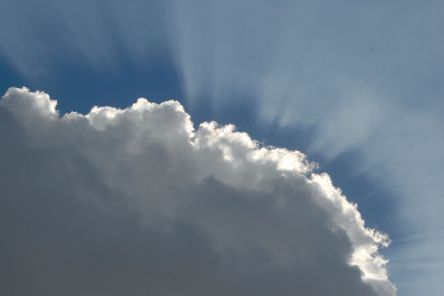 Wolke vor blauem Himmel