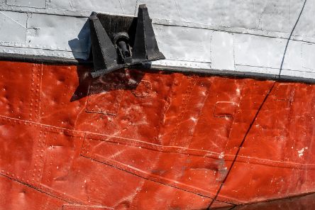 Ein Anker an einem Schiffsbug.