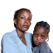 Eine Frau hat die Arme um ein etwa fünjähriges Kind auf ihrem Schoß gelegt.