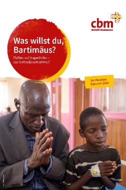 Ein Mann und ein Kind mit gebeugtem Kopf und zum Gebet zusammengelegten Handflächen