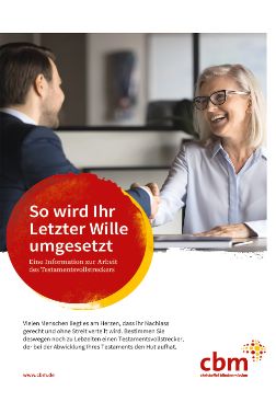 Eine ältere Frau gibt einem jüngeren Mann im Anzug die Hand. Sie sitzen sich an einem Tisch gegebenüber.