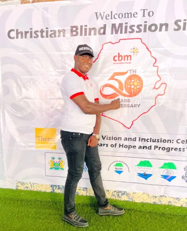 Vier Männer stehen nebeneinander, zwei davon reichen sich die Hände. Einer der Männer trägt eine Sonnenbrille.