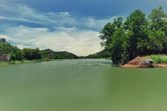 Ein Flusslauf in der simbabwischen Landschaft