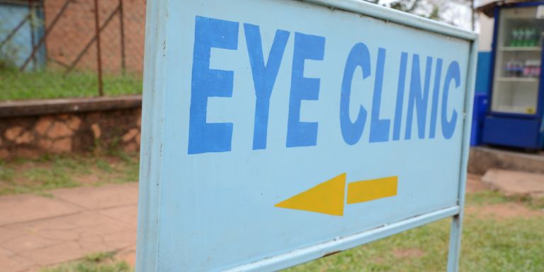 Sign of an eye clinic