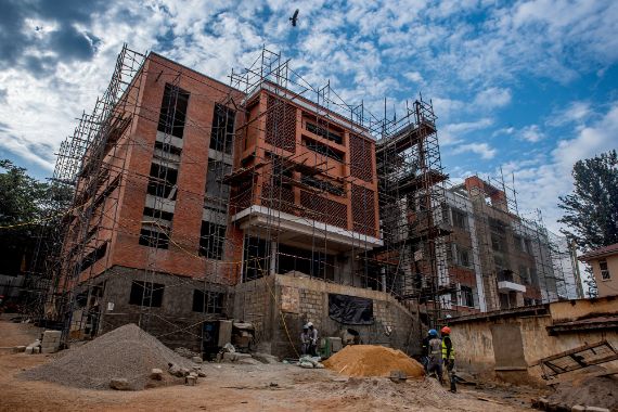 Viergeschossiges eingerüstetes Betongebäude im Rohbau.