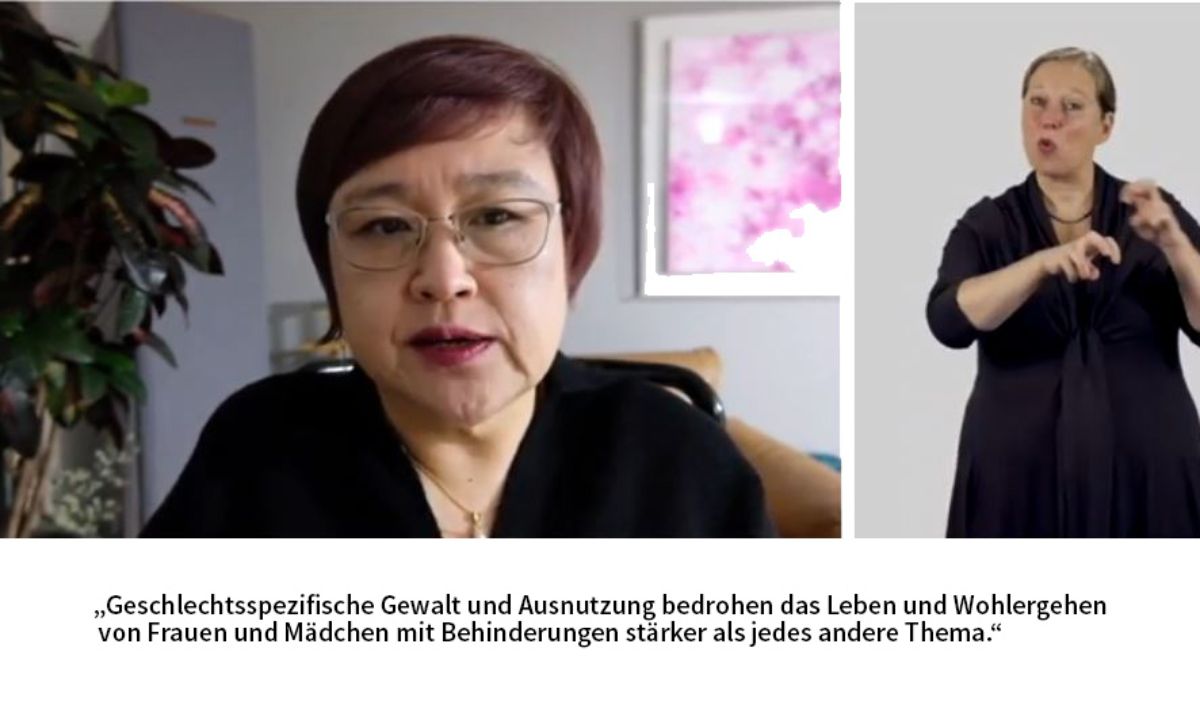 Link eine Frau mit Brille am Schreibtisch sitzend, rechts eine stehende Frau, die mit den Händen Gebärden macht. Schriftband: Geschlechstspezifische Gewalt und Ausnutzung bedrohen das Leben und Wohlergehen von Frauen und Mädchen mit Behinderungen stärker als jedes andere Thema.