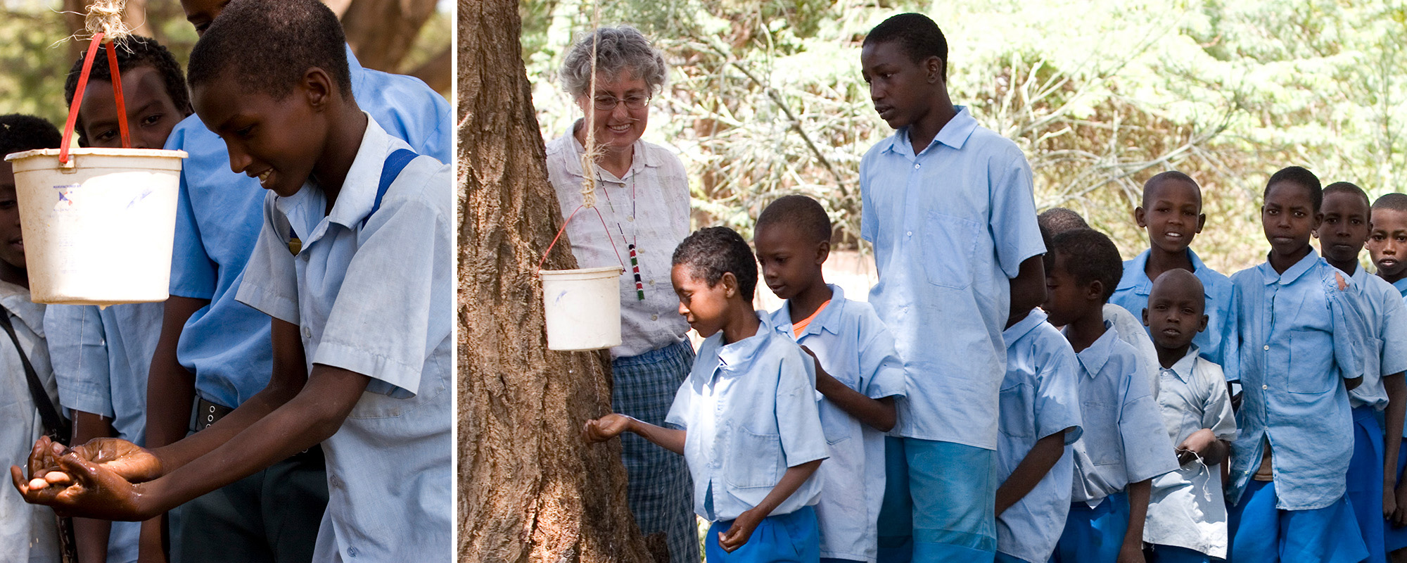 Schulkinder stehen in einer Schlange vor einem Eimerchen, das an einem Baum hängt und aus dessen Boden ein dünner Wasserstrahl läuft.