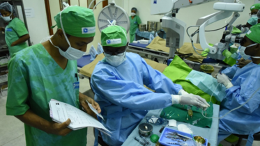 Jaona with other ophthalmic doctors and nurses in the operating theatre.